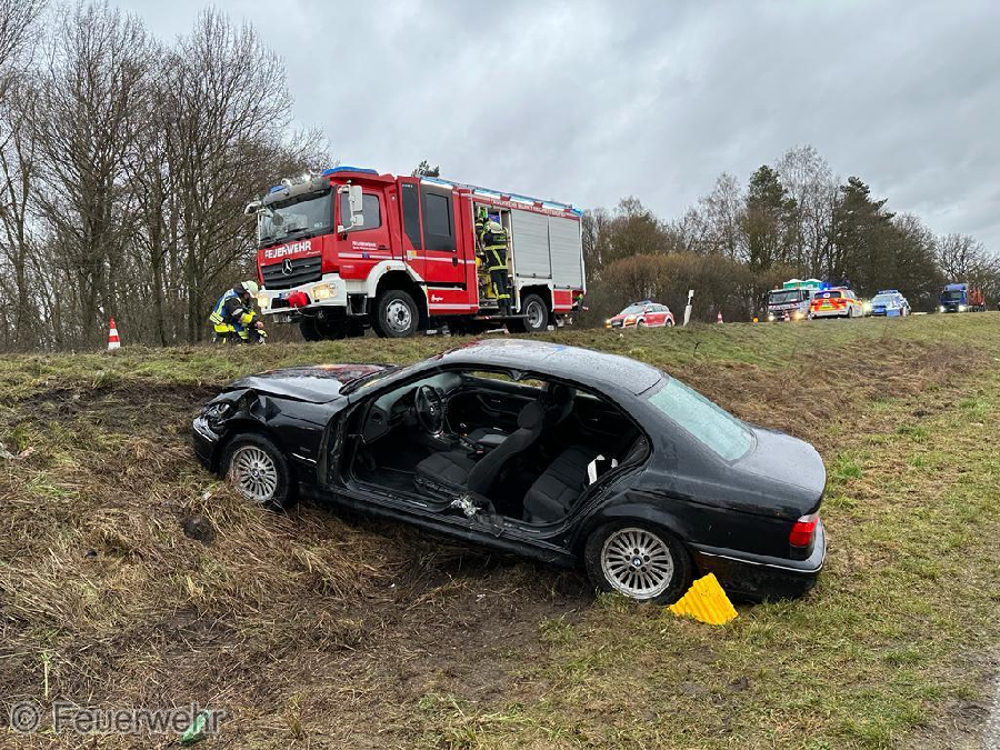 Unfall mit Straßenfahrzeugen, Verkehrshindernis Unfall mit Straßenfahrzeugen, Verkehrshindernis
